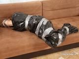 Iren in Müllsack verpackt (3)