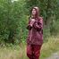 Miss Petra macht einen Spaziergang in einem AGU Regenanzug und Gummistiefel