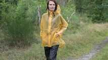 Miss Petra macht einen Spaziergang in Hunter Regenjacke und Regenhose (wiederholte Version)