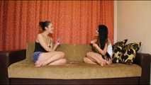 La Pulya & Xenia - Zwei kartenspielende Süssen und ihre verdrehten Bondage-Strafen (video)