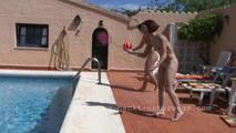 Nackte Girls spielen am Pool 1