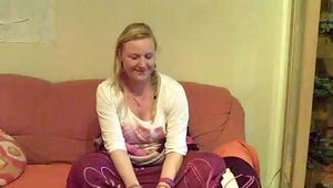 Nägel lackieren in Handschellen