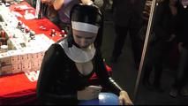 Die Nonne auf der Messe