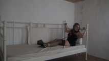 Ayu mit Seilen ans Bett gefesselt 2/2
