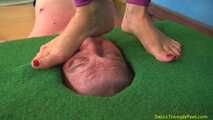 Julia-Eva' feet vs Mr facefloor