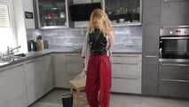 Miss Alice im Nylon Regenanzug und transparentem Regenanzug mit Latzhose
