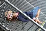 Stella im hogtie auf der Treppe BILDER
