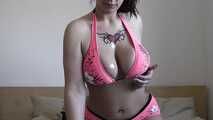 Fabienne im pinken Bikini mit Öl auf dem Bett