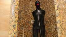 Gummipuppe unter der Dusche