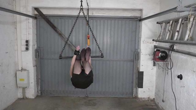 Karina in der Garage