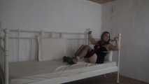 Ayu mit Seilen ans Bett gefesselt 2/2