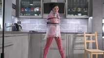 Miss Amira in transparentem Plastik Anzug und Hunter Regenjacke Part 1