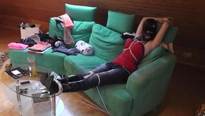 Lisa mit Seilen auf Couch gefesselt 2/2