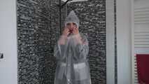 Miss Amira in einem Plastik Sauna Anzug aht etwas Spaß unter der Dusche