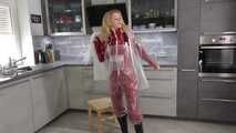 Miss Alice im Nylon Regenanzug und transparentem Regenanzug mit Latzhose