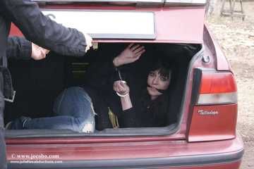 Emily Im Kofferraum Gefesselt