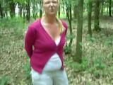 Mit Hand - und Fußschellen im Wald spazieren