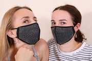 Bekky und Kelly - Attraktive Süße und ihre hübsche Bestie haben Spaß mit Manschetten