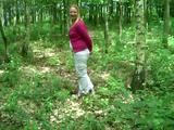 Mit Hand - und Fußschellen im Wald spazieren