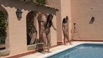 Nackte Girls spielen am Pool 1