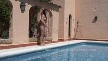 Nackte Girls spielen am Pool 1