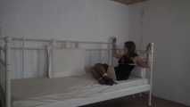 Ayu mit Seilen ans Bett gefesselt 2/2