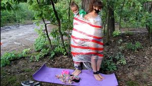 Dana und Jenya - Jenya ist mit ihrer ehemaligen Gefangenen Dana verbunden (video)