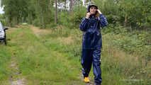 Miss Petra macht einen Spaziergang im Farmerrain Regenanzug und Gummistiefel