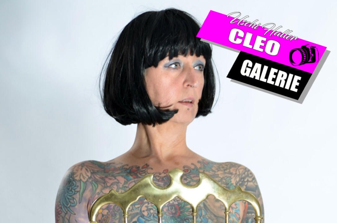 Tattoogirl Cleo in roten Stiefeln