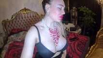 Dominatrix pisses off in her jacuzzi!