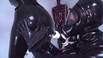 Rubbergirl gefesselt und gefickt 