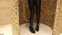 Gummipuppe unter der Dusche