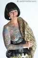 Tattoogirl Cleo in roten Stiefeln