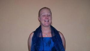 Gefesselt in einem blauen Ballkleid