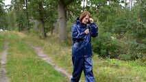 Miss Petra macht einen Spaziergang im Farmerrain Regenanzug und Gummistiefel