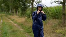 Miss Petra macht einen Spaziergang im Farmerrain Regenanzug und Gummistiefel