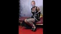 Miss Francine versucht sich zu befreien