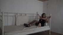Ayu mit Seilen ans Bett gefesselt 2/2