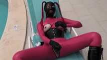Gummiepuppes Dildospiele am Pool