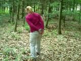 Mit Hand - und Fußschellen im Wald spazieren