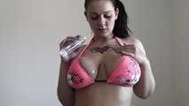 Fabienne im pinken Bikini mit Öl auf dem Bett