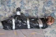 Veronika - eingefangen, hogtied und in Müllsack verpackt 02