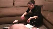 Sissy TV Gina und Herrin Nycky quälen das Schwein