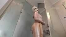 Asianrubberdoll macht sich nackig unter der Dusche