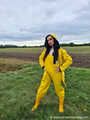 Miss Amira unterwegs im Friesennerz, gelber Regenlatzhose und Gummistiefel