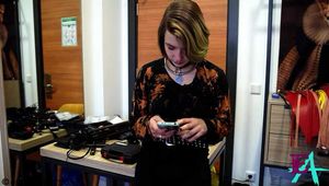 Das kleine Dreckstück darf zur Strafe im Schnee warten 