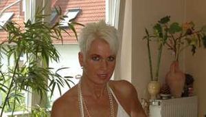 Short hair MILF Claudia posing in the livingroom