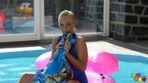 644 Vinna Red plays in the pool