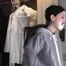 Miss Amira das erste mal in Regenanzug Bondage (Exclusives Hinter den Kulissen Video)