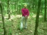 Mit Hand - und Fußschellen im Wald spazieren